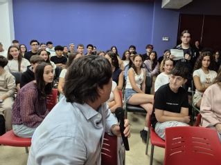 El magistrado presidente del TI de Molina, Miguel Plaza, responde la pregunta de una alumna sobre los procedimientos de desahucio